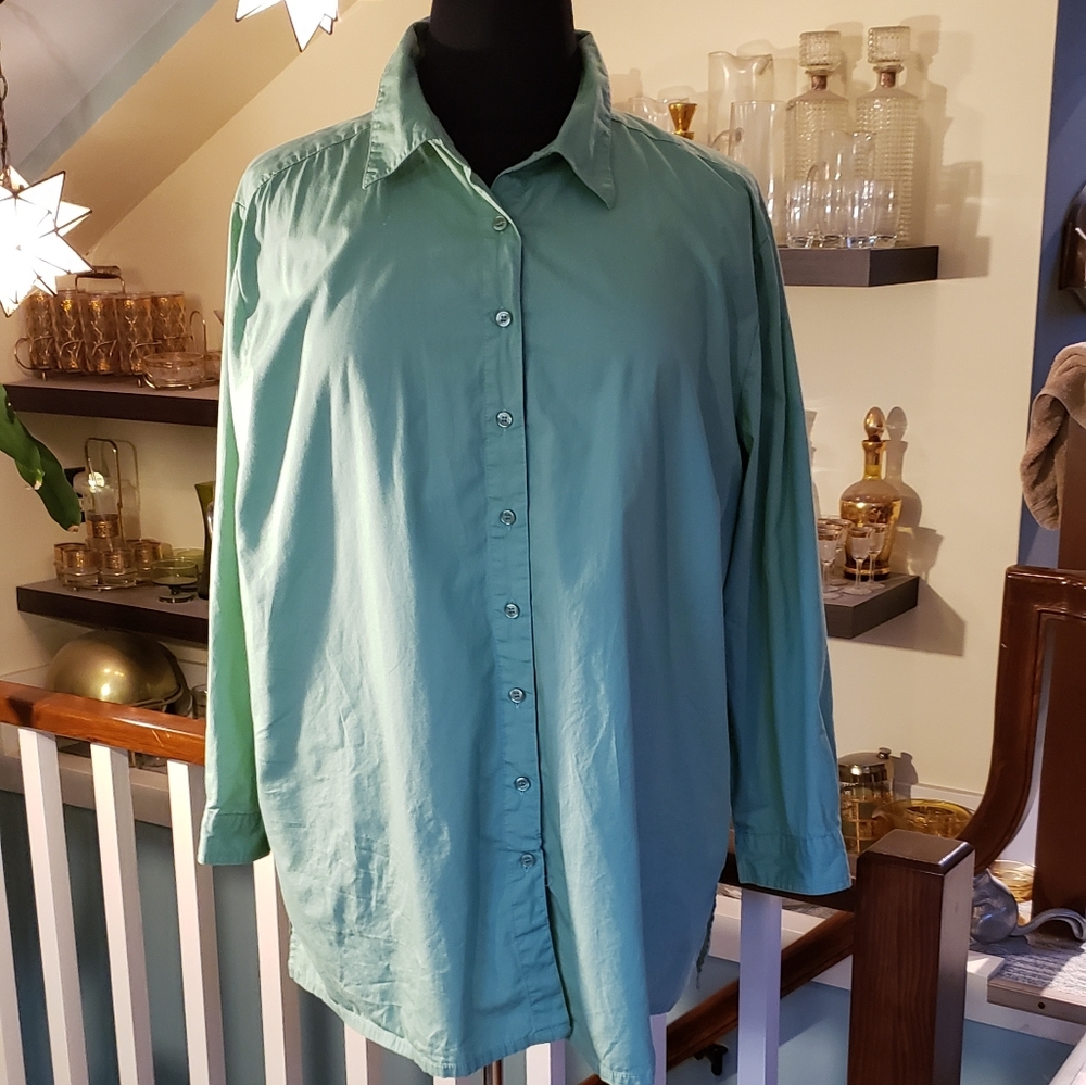Only Necessities Womans Green Button Up Tunic Length Blouse